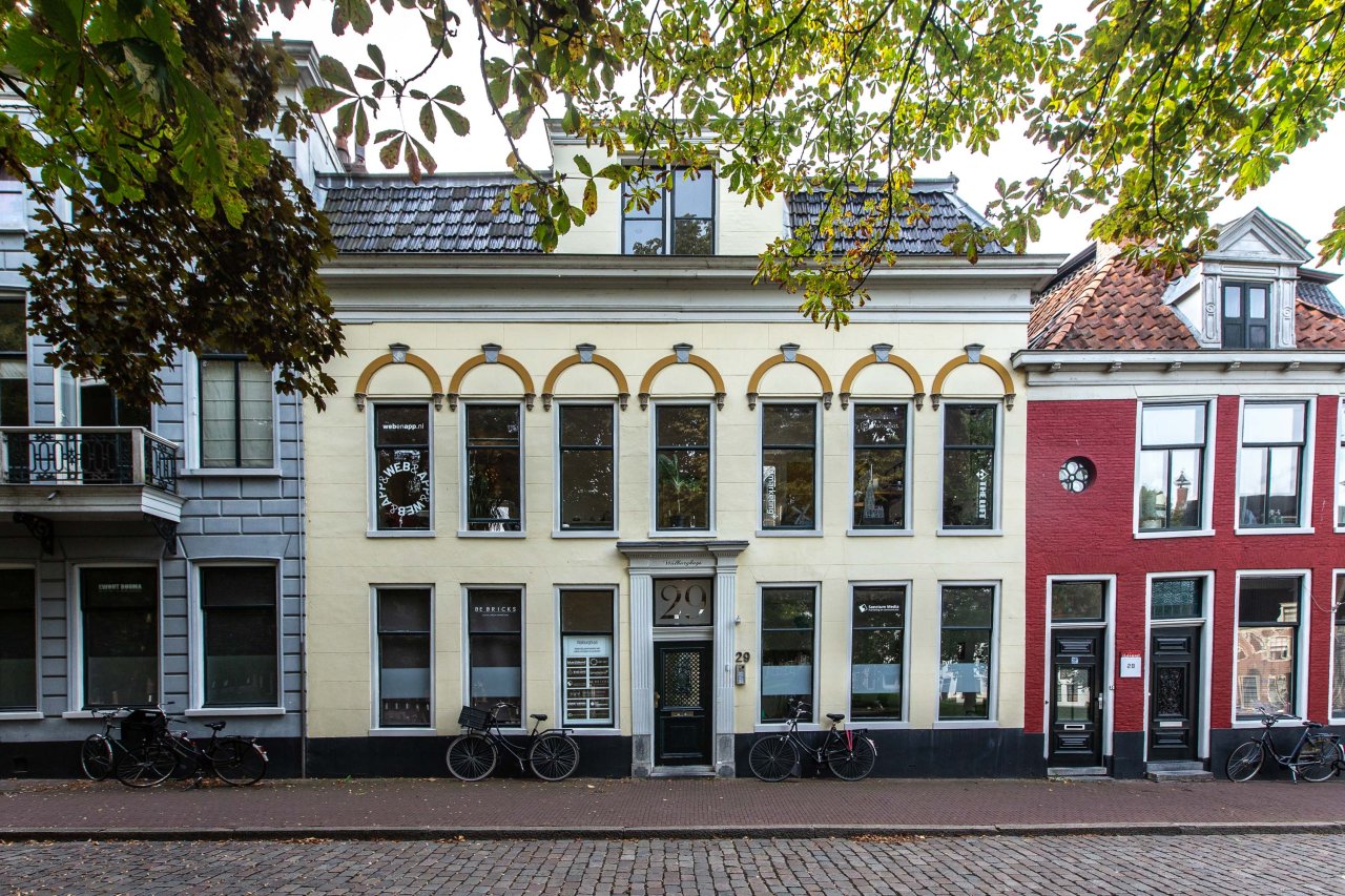 Foto van het Walburghuys aan de Martinikerkhof in Groningen